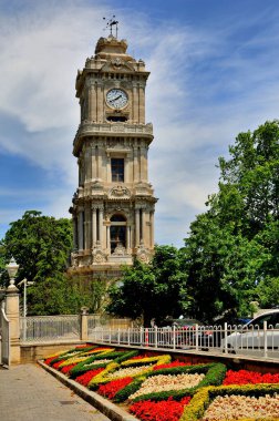 İstanbul, Türkiye 'deki Dolmabahçe Sarayı' nın önünde eski saat kulesi.