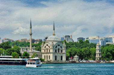 Dolmabahçe Camii, Sultan Abdlmecit 'in annesi Bezmialem Valide Sultan tarafından başlatılan bir binadır.,