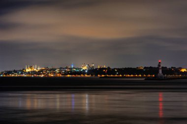 İstanbul 'un Anadolu bölgesinden gece manzaralı panaroması