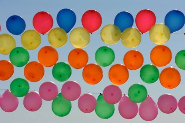 Beyaz arkaplanda renkli balonlar
