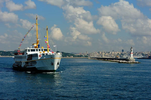İstanbul 'da boğaz feribotu