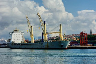 İstanbul, Türkiye 'deki Haydarpaşa Limanı' ndaki konteyner terminali. Vinçler ve gemilerle sanayi manzarası.