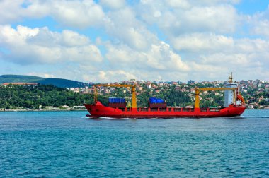 İstanbul, Türkiye 'de İstanbul Boğazı' nda yelken açan büyük bir gemi.