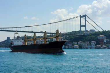 İstanbul, Türkiye 'de İstanbul Boğazı' nda yelken açan büyük bir gemi.
