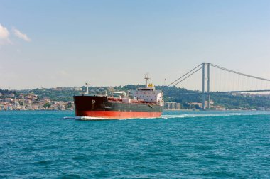 İstanbul, Türkiye 'de İstanbul Boğazı' nda yelken açan büyük bir gemi.