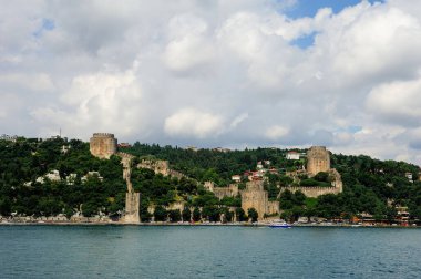 1453 yılında Fatih Sultan Mehmet tarafından inşa edilen Boğaz kıyısındaki Rumeli Kalesi 'nin manzarası.