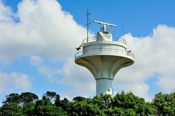 Estación Vigilancia Del Tráfico Marítimo Cielo Azul Con Fondo Nubes — Foto de Stock