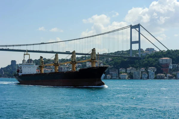 Μεγάλο Πλοίο Μεταφοράς Φορτίου Χύδην Πλέει Στο Στενό Του Βοσπόρου — Φωτογραφία Αρχείου