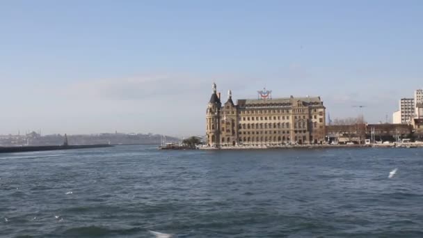 City View Ferry Passes Front Historical Haydarpasha Train Station Istanbul — Vídeo de Stock