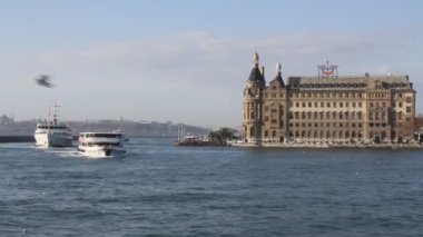 İstanbul 'da 1916 yılında tarihi Haydarpaşa tren istasyonu ve martılar denizde uçuyordu.