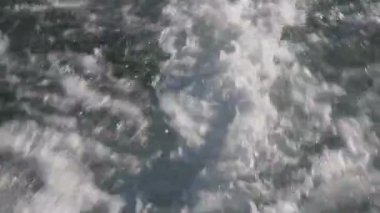 İstanbul Boğazı 'nın deniz yüzeyinde buharlı pervanenin yarattığı köpüklü dalgalar