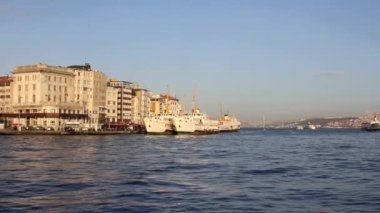2016 'da İstanbul' daki Galata Köprüsü manzaralı Karaköy Ferry Rıhtımı 'ndan yolcu bekleyen feribotlar görülüyor.