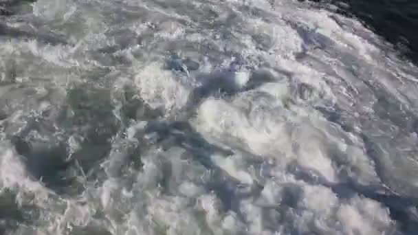 イスタンブールのボスポラス海面の蒸気プロペラによって作成されたファミリー波 — ストック動画