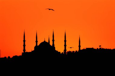 İstanbul 'da büyüleyici günbatımı ve cami siluetleri