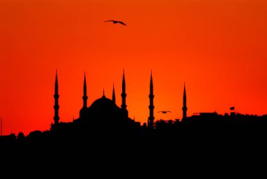 İstanbul 'da büyüleyici günbatımı ve cami siluetleri