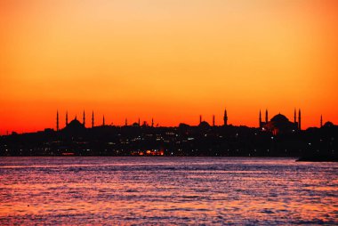 İstanbul 'da büyüleyici günbatımı ve cami siluetleri