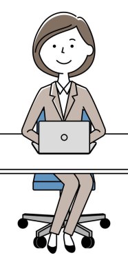 Takım elbiseli bir kadın bilgisayar kullanıyor. Bilgisayar kullanan takım elbiseli bir kadının resmi..