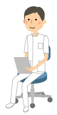 Röportaj yapan bir erkek hemşire resmi..