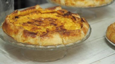 Lezzetli bir ev yapımı turta, fırında yeni pişmiş, masada oturuyor. Yemek bloglarında, yemek tariflerinde, reklamlarda ve ev yemekleriyle ilgili videolarda kullanmak için mükemmel. Sıcak ve rahat atmosfer taşır
