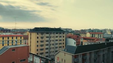 Bulutlu bir günde şehir çatılarının panoramik görüntüsü. Şehir manzaraları, mimari, seyahat ve şehir hayatı ile ilgili videolar için ideal. Bu görüntü bulutlu havalarda şehrin havasını yakalar.