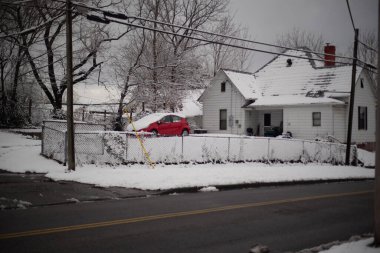 Johnson City, Tennessee, ABD 2022-01-03 Watauga Meydanı Apartmanları: Caddenin karşısındaki ev.