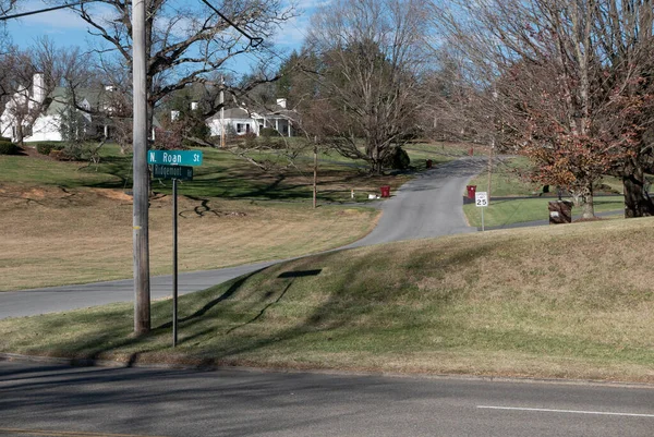 Johnson City, Tennessee, Birleşik Devletler 2022-11-21 kavşağı ve bir yerleşim bölgesi.