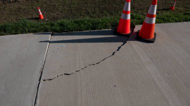 Johnson City, Tennessee, ABD 2024-03-10 Yeni ama kırık kaldırım.