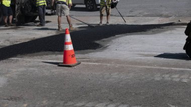 Johnson City, Tennessee, ABD 2024-04-24 Şehir Merkezi: İnşaat: Johnson City Kamu İşleri Departmanı çukurları onardı: Trafik konisi:.