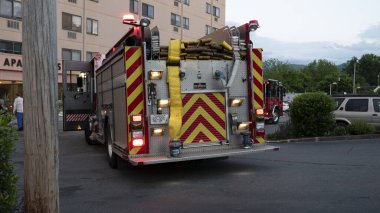 Johnson City, Tennessee, ABD 2024-05-11 Watauga Meydanı Apartmanları: Sutphen itfaiye aracı.