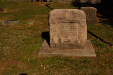Johnson City, Tennessee, Birleşik Devletler 2024-04-06 Şehir Merkezi: Oak Hill Mezarlığı: 1861 tabelası buranın bir Konfederasyon Ordu eğitim kampı ve geçit alanı olduğunu gösteriyor.