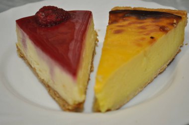 Beyaz tabakta iki peynirli kek .