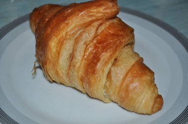 Tabakta biraz kruvasan .