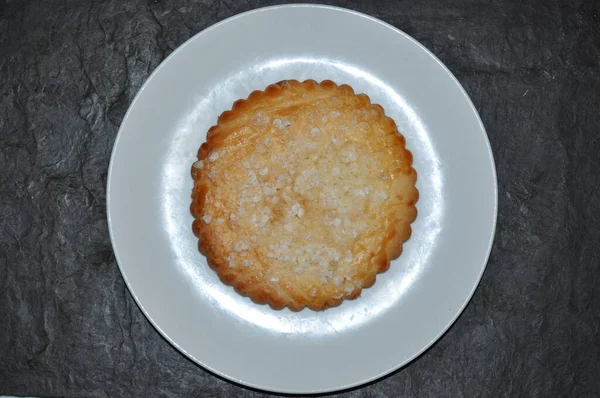 白い皿の上のお菓子 — ストック写真