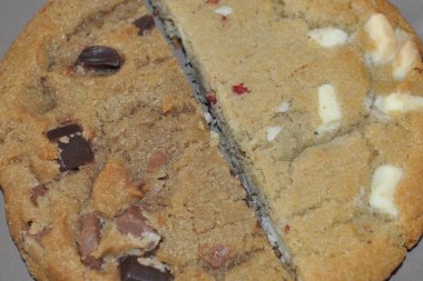 Gri arka planda biraz kurabiye .