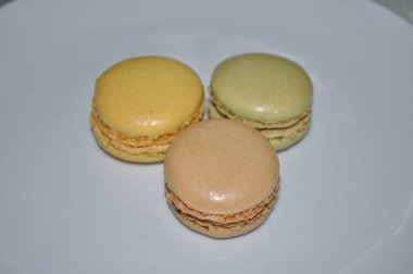 Beyaz tabakta tatlılar