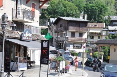 Saint-Gervais-les-Bains, Fransa. 17 Ağustos 2024. Ticaret caddesi. .