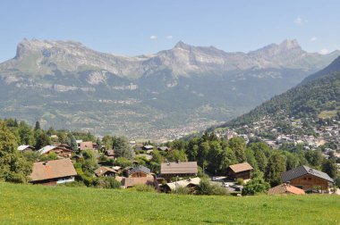 Dağlardaki küçük bir kasabanın manzarası .