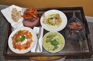 Restorandaki farklı yemekler. Büyük tabakta. .