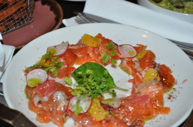 Tabakta balık var. Bir restoranın yemekleri. .