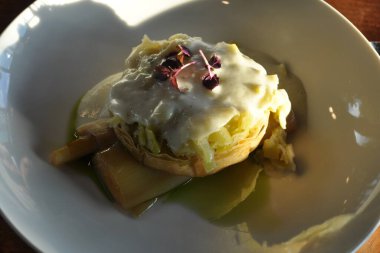 Geniş tabakta biraz sebze. 