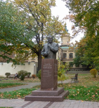 Kiev, Ukrayna. 25 Ekim 2022. KPI 'deki Sergei Korolev anıtı. Bilim adamları sokağı. TEXT TRANSLATION: S.KOROLEV Uzay keşiflerinin sınırsız bir geleceği vardır.