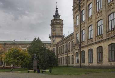 Kiev, Ukrayna. 25 Ekim 2022. Sonbaharda KPI 'nin ana binasının sol kanadının görüntüsü