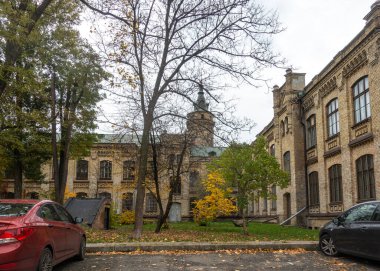 Kiev, Ukrayna. 25 Ekim 2022. Kyiv, Ukrayna. 25 Ekim 2022. Sonbaharda Ukrayna Ulusal Teknik Üniversitesi 'nin ana binasının yan cephesi