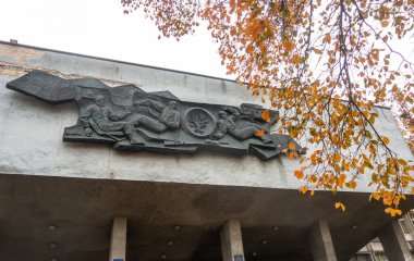 Kiev, Ukrayna. 25 Ekim 2022. Kyiv Politeknik Üniversitesi 'nin 19. binasının cephesinde yer sıkıntısı