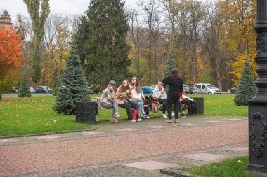 Keiv, Ukrayna. 14 Ekim 2022 Bir sonbahar günü KPI kampüsünde öğrenciler