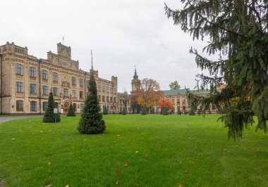 Kyiv, Ukrayna. 10 25 2022 numaralı bina. Bir sonbahar gününde 1 KPI