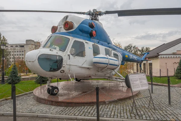 ウクライナのキエフ 2022年10月14日Kpi博物館で1961年の軽多目的ヘリコプターMi 2クローズアップ — ストック写真