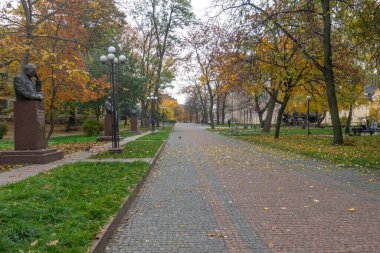 Kiev, Ukrayna. 25 Ekim 2022. Kyiv, Ukrayna. 25 Ekim 2022. KPI parkı. Seçkin bilim adamları sokağı.