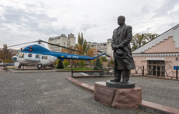 ウクライナのキエフ 2022年10月25日 秋の日にKpiの航空パイオニアの公園でシコルスキーへの記念碑 — ストック写真