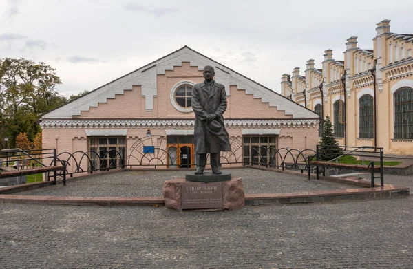 Κίεβο Ουκρανία Οκτωβρίου 2022 Μνημείο Του Σικόρσκι Φόντο Κτίριο Του — Φωτογραφία Αρχείου